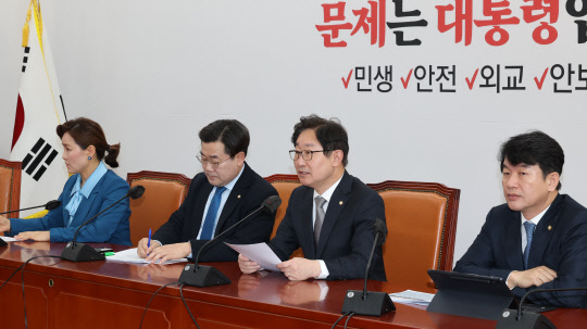 박범계 더불어민주당 검찰독재정치탄압대책위원회 상임위원장이 21일 서울 여의도 국회에서 열린 기자 간담회에서 발언하고 있다. 연합뉴스
